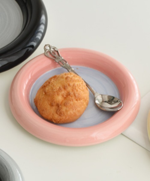 Made in I(メイドインアイ)の「バイカラーぷっくりラウンドプレート(食器・レディース・ピンク/グレー/ブラック/ホワイト/イエロー・FREE)」の5枚目の写真