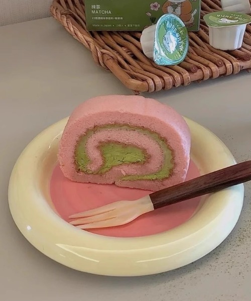 Made in I(メイドインアイ)の「バイカラーぷっくりラウンドプレート(食器・レディース・ピンク/グレー/ブラック/ホワイト/イエロー・FREE)」の4枚目の写真