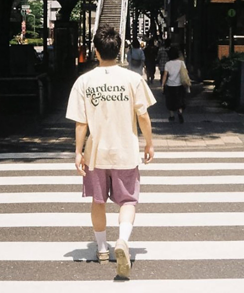 WISM（ウィズム）の「【GARDENS＆SEEDS / ガーデンズアンドシーズ】WISM 別注 S/S TEE（Tシャツ/カットソー・メンズ・ブラック/ベージュ・MEDIUM/LARGE/X-LARGE）」の11枚目の写真