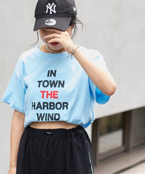 COLONY 2139(コロニートゥーワンスリーナイン)の「20/USA天竺プリント裾スリットTシャツ(Tシャツ/カットソー・レディース・ホワイト/ブラック/サックスブルー・FREE)」の3枚目の写真