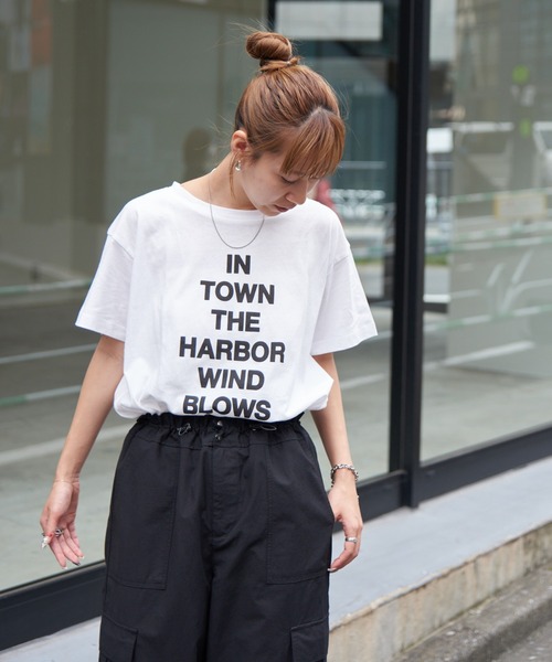 COLONY 2139(コロニートゥーワンスリーナイン)の「20/USA天竺プリント裾スリットTシャツ(Tシャツ/カットソー・レディース・ホワイト/ブラック/サックスブルー・FREE)」の11枚目の写真