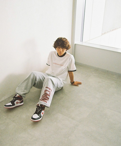FCMM(エフシーエムエム)の「【日本限定アイテム】GRUNGE LOGO SWEAT PANTS/グランジロゴスウェットパンツ(スウェットパンツ・メンズ・グレー/オートミール/ブラック・LARGE/MEDIUM)」の6枚目の写真