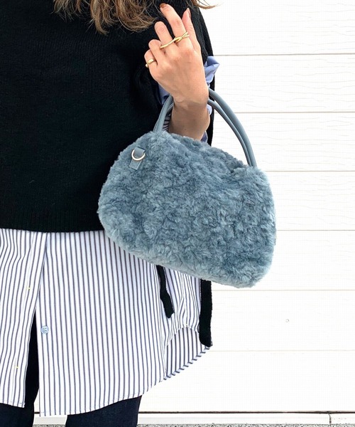 Q(キュー)の「カールフェイクファーミニトート(トートバッグ・レディース・チャコールグレー/ライトブルー・ONE SIZE)」の2枚目の写真