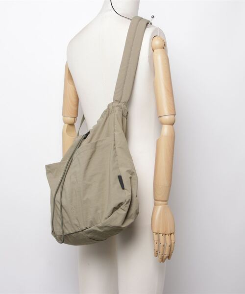 AS KNOW AS plus（アズノゥアズプラス）の「☆ハリソン ナイロン巾着ショルダーバッグ（ショルダーバッグ・レディース・アイボリー/ブラック/カーキ/グレー・FREE）」の16枚目の写真