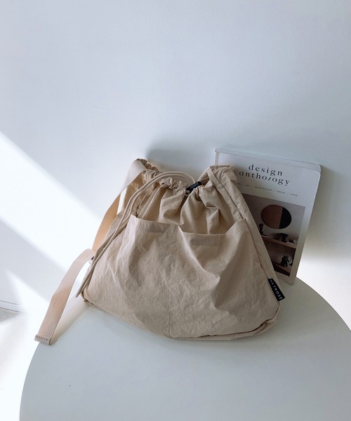 AS KNOW AS plus（アズノゥアズプラス）の「☆ハリソン ナイロン巾着ショルダーバッグ（ショルダーバッグ・レディース・アイボリー/ブラック/カーキ/グレー・FREE）」の2枚目の写真