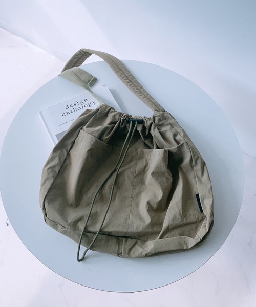 AS KNOW AS plus（アズノゥアズプラス）の「☆ハリソン ナイロン巾着ショルダーバッグ（ショルダーバッグ・レディース・アイボリー/ブラック/カーキ/グレー・FREE）」の5枚目の写真