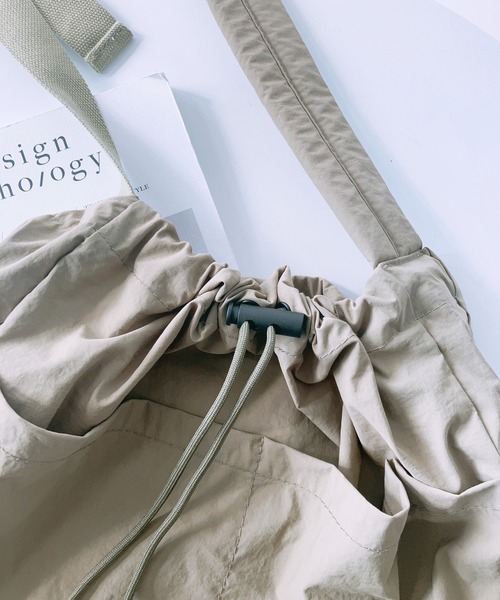 AS KNOW AS plus（アズノゥアズプラス）の「☆ハリソン ナイロン巾着ショルダーバッグ（ショルダーバッグ・レディース・アイボリー/ブラック/カーキ/グレー・FREE）」の6枚目の写真