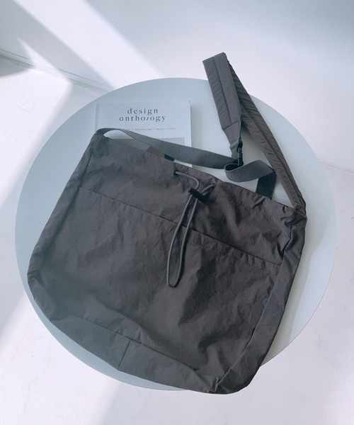 AS KNOW AS plus（アズノゥアズプラス）の「☆ハリソン ナイロン巾着ショルダーバッグ（ショルダーバッグ・レディース・アイボリー/ブラック/カーキ/グレー・FREE）」の7枚目の写真