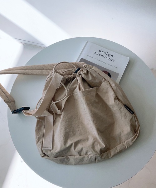 AS KNOW AS plus（アズノゥアズプラス）の「☆ハリソン ナイロン巾着ショルダーバッグ（ショルダーバッグ・レディース・アイボリー/ブラック/カーキ/グレー・FREE）」の8枚目の写真