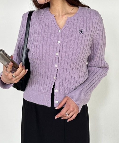 solleim（ソルレム）の「ワンポイント刺繍キーネックケーブルニットカーディガン（カーディガン/ボレロ・レディース・パープル/ネイビー/アイボリー/グレー/ブラウン/ボルドー/ネイビー系/パープル系/ホワイト系/ブラウン系/レッド系/グレー系/ブラック・M/L）」の11枚目の写真