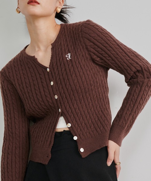 solleim（ソルレム）の「ワンポイント刺繍キーネックケーブルニット