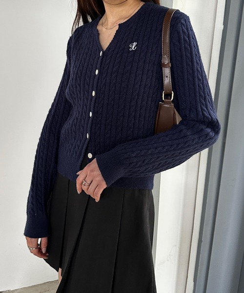 セール】ワンポイント刺繍キーネックケーブルニットカーディガン