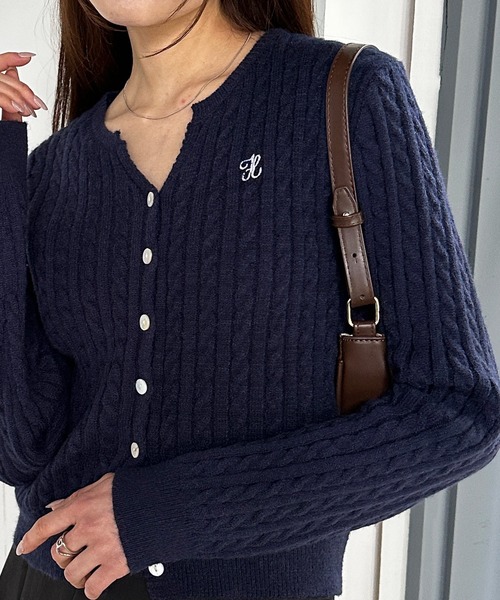 セール】ワンポイント刺繍キーネックケーブルニットカーディガン