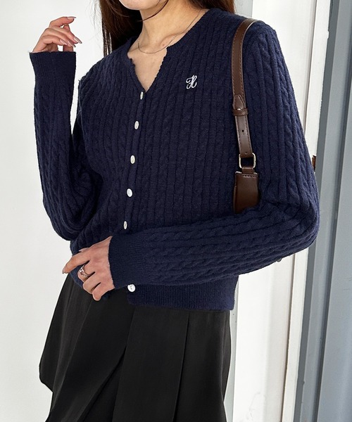 セール】ワンポイント刺繍キーネックケーブルニットカーディガン