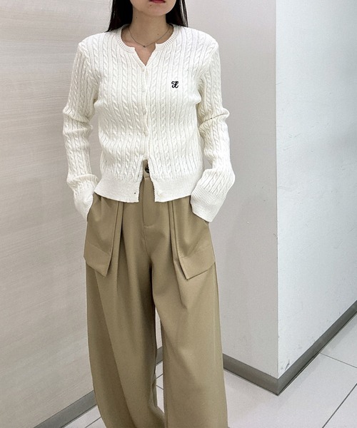 solleim（ソルレム）の「ワンポイント刺繍キーネックケーブルニットカーディガン（カーディガン/ボレロ・レディース・パープル/ネイビー/アイボリー/グレー/ブラウン/ボルドー/ネイビー系/パープル系/ホワイト系/ブラウン系/レッド系/グレー系/ブラック・M/L）」の17枚目の写真