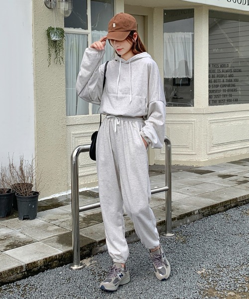 SHEPP(シープ)の「【セットアップ】ショートスウェットパーカー&パンツ 上下セット(ルームウェア/パジャマ・レディース・アイボリー/ブラック/グレー・M/L)」の4枚目の写真