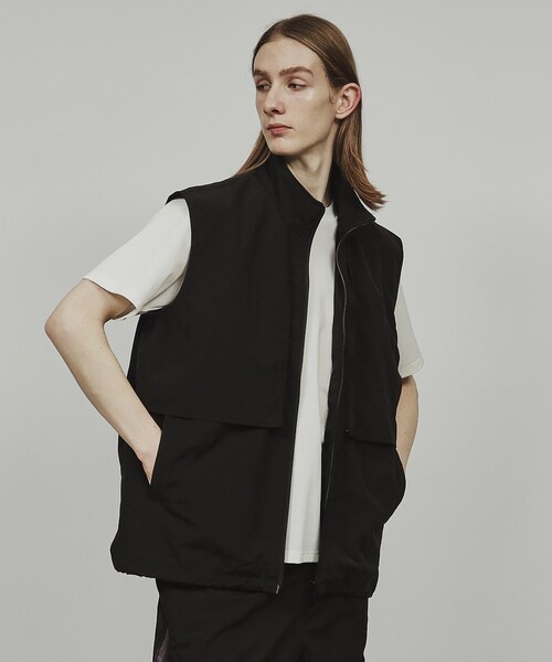 tk.TAKEO KIKUCHI(ティーケータケオキクチ)の「◆ワッシャーナイロンスタンドベスト(ベスト・メンズ・チャコールグレー/ブラック・02/03)」の17枚目の写真