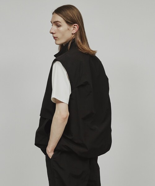 tk.TAKEO KIKUCHI(ティーケータケオキクチ)の「◆ワッシャーナイロンスタンドベスト(ベスト・メンズ・チャコールグレー/ブラック・02/03)」の18枚目の写真