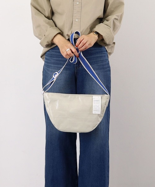 COOCO(クーコ)の「レジャーシート素材ショルダーバッグ(ショルダーバッグ・レディース・シルバー/アイボリー/グリーン・9)」の2枚目の写真