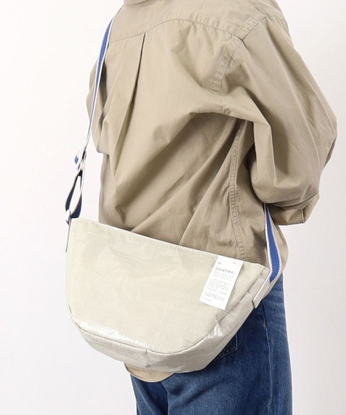 COOCO(クーコ)の「レジャーシート素材ショルダーバッグ(ショルダーバッグ・レディース・シルバー/アイボリー/グリーン・9)」の8枚目の写真