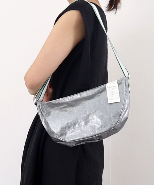 COOCO(クーコ)の「レジャーシート素材ショルダーバッグ(ショルダーバッグ・レディース・シルバー/アイボリー/グリーン・9)」の5枚目の写真