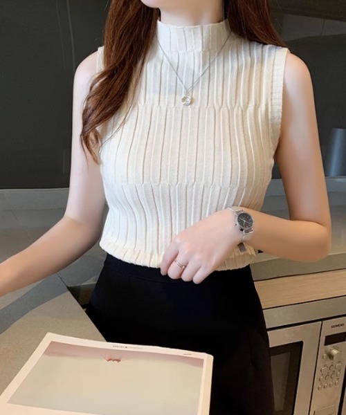COCOMOMO(ココモモ)の「大人のきれいめニット ノースリーブサマーニット ハイネック ノースリーブニット ハイネックニット ストレッチ サマーニット オフィス オフィスカジュアル 夏服(ニット/セーター・レディース・ワイン/アイボリー/モカ/イエロー/グリーン/ホワイト/ブラック・FREE)」の13枚目の写真