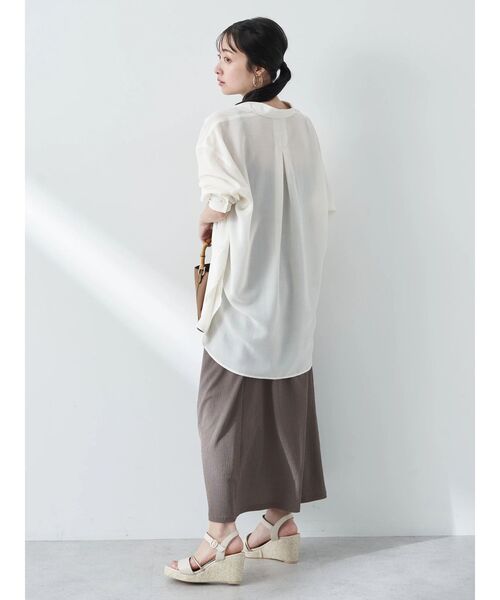 earth music&ecology(アースミュージックアンドエコロジー)の「シアーシャツ(シャツ/ブラウス・レディース・ピンク/ブラック/グレイッシュベージュ/オフホワイト/ブルー・FREE)」の19枚目の写真