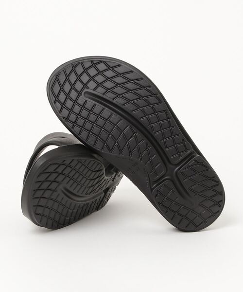 OOFOS（ウーフォス）の「ウーフォス OOFOS OOahh_Black（サンダル・メンズ・ブラック・23.0cm/24.0cm/25.0cm/26.0cm/27.0cm/29.0cm/28.0cm）」の3枚目の写真