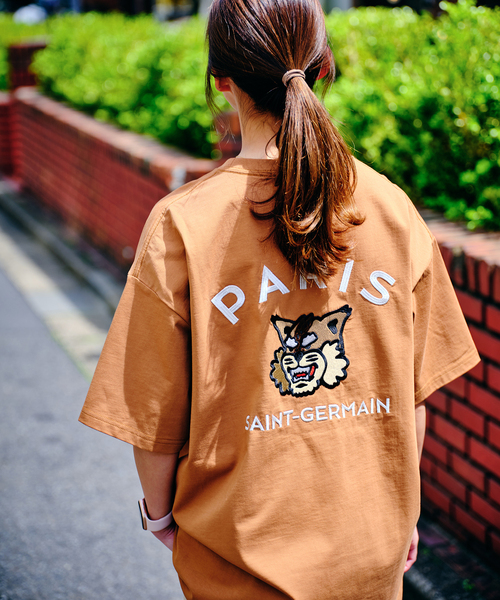 PARIS SAINT-GERMAIN(パリサンジェルマン)の「【Paris Saint-Germain】カレッジロゴ刺しゅう Tシャツ(Tシャツ/カットソー・メンズ・ホワイト/ブラウン/ブラック・X-LARGE/LARGE/MEDIUM/SMALL)」の1枚目の写真