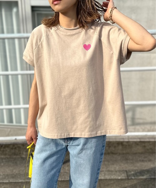 mi via loca(ミヴィアロカ)の「ハート&ロゴ刺繍 ラグランTシャツ(Tシャツ/カットソー・レディース・ベージュ/オフホワイト/ホワイト×ブラック/スミクロ・FREE)」の4枚目の写真