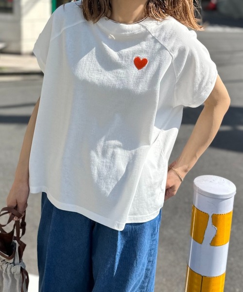mi via loca(ミヴィアロカ)の「ハート&ロゴ刺繍 ラグランTシャツ(Tシャツ/カットソー・レディース・ベージュ/オフホワイト/ホワイト×ブラック/スミクロ・FREE)」の1枚目の写真