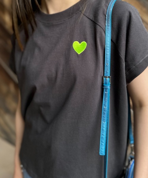 mi via loca(ミヴィアロカ)の「ハート&ロゴ刺繍 ラグランTシャツ(Tシャツ/カットソー・レディース・ベージュ/オフホワイト/ホワイト×ブラック/スミクロ・FREE)」の3枚目の写真