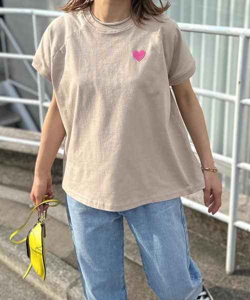 mi via loca(ミヴィアロカ)の「ハート&ロゴ刺繍 ラグランTシャツ(Tシャツ/カットソー・レディース・ベージュ/オフホワイト/ホワイト×ブラック/スミクロ・FREE)」の5枚目の写真