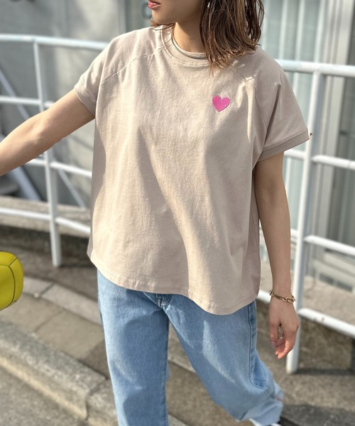 mi via loca(ミヴィアロカ)の「ハート&ロゴ刺繍 ラグランTシャツ(Tシャツ/カットソー・レディース・ベージュ/オフホワイト/ホワイト×ブラック/スミクロ・FREE)」の6枚目の写真