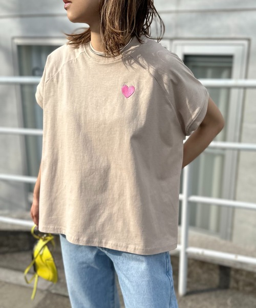 mi via loca(ミヴィアロカ)の「ハート&ロゴ刺繍 ラグランTシャツ(Tシャツ/カットソー・レディース・ベージュ/オフホワイト/ホワイト×ブラック/スミクロ・FREE)」の8枚目の写真