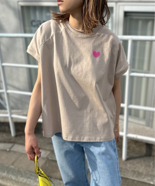 mi via loca(ミヴィアロカ)の「ハート&ロゴ刺繍 ラグランTシャツ(Tシャツ/カットソー・レディース・ベージュ/オフホワイト/ホワイト×ブラック/スミクロ・FREE)」の9枚目の写真