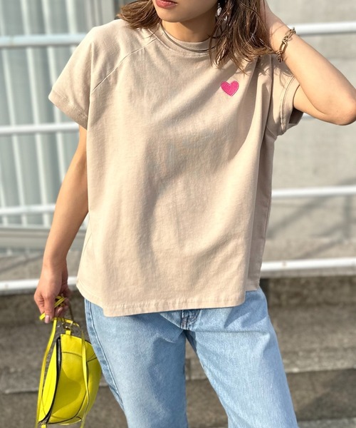 mi via loca(ミヴィアロカ)の「ハート&ロゴ刺繍 ラグランTシャツ(Tシャツ/カットソー・レディース・ベージュ/オフホワイト/ホワイト×ブラック/スミクロ・FREE)」の11枚目の写真
