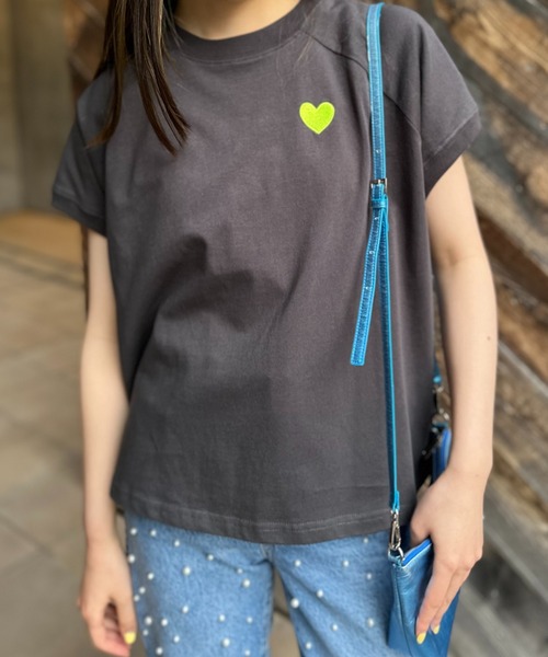 mi via loca(ミヴィアロカ)の「ハート&ロゴ刺繍 ラグランTシャツ(Tシャツ/カットソー・レディース・ベージュ/オフホワイト/ホワイト×ブラック/スミクロ・FREE)」の21枚目の写真