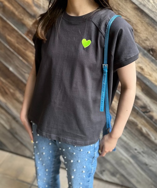 mi via loca(ミヴィアロカ)の「ハート&ロゴ刺繍 ラグランTシャツ(Tシャツ/カットソー・レディース・ベージュ/オフホワイト/ホワイト×ブラック/スミクロ・FREE)」の22枚目の写真