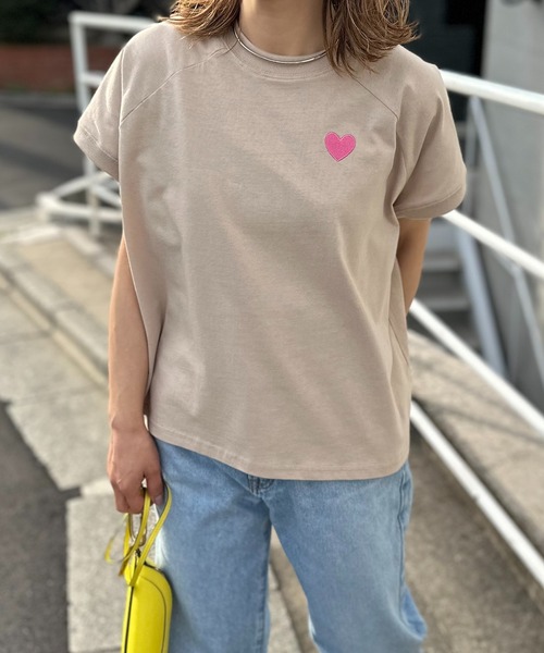 mi via loca(ミヴィアロカ)の「ハート&ロゴ刺繍 ラグランTシャツ(Tシャツ/カットソー・レディース・ベージュ/オフホワイト/ホワイト×ブラック/スミクロ・FREE)」の7枚目の写真