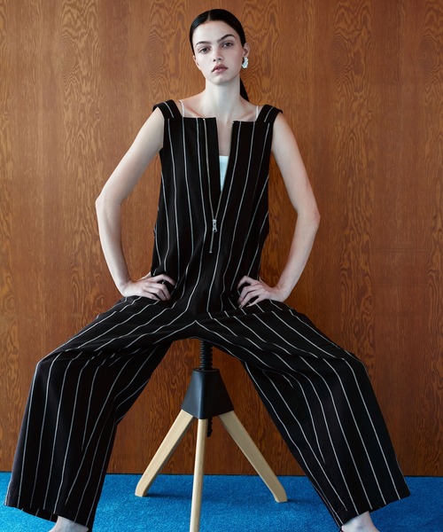 ADAM ET ROPE'(アダムエロペ)の「《環境配慮》フロントジップサロペット(サロペット/オーバーオール・レディース・グレー系その他/ブラック・FREE)」の2枚目の写真