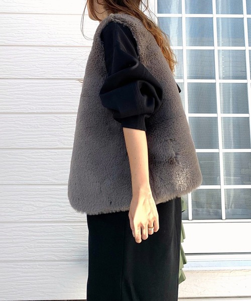 Q（キュー）の「リバーフェイクファーベスト（ベスト・レディース・ベージュ/グレイッシュベージュ・MEDIUM）」の14枚目の写真