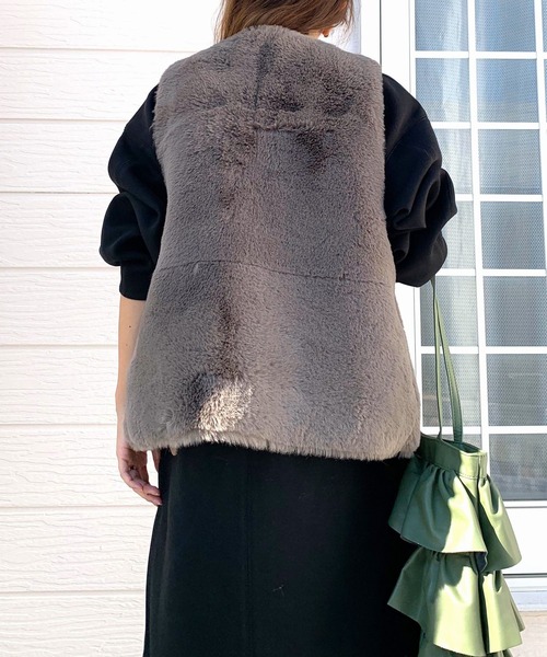 Q（キュー）の「リバーフェイクファーベスト（ベスト・レディース・ベージュ/グレイッシュベージュ・MEDIUM）」の15枚目の写真