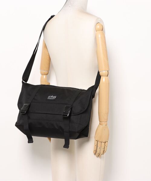 Manhattan Portage BLACK LABEL(マンハッタンポーテージ ブラックレーベル)の「STANDARD NY MESSENGER BAG (S) CORDURA 305P(メッセンジャーバッグ・メンズ・ブラック・SMALL)」の2枚目の写真