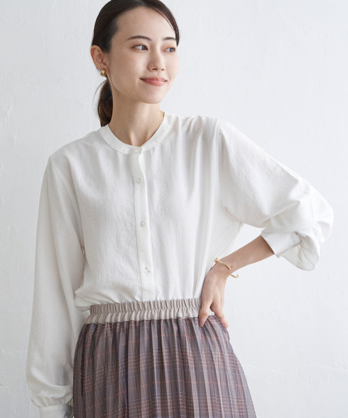 ikka（イッカ）の「【雑誌InRed10月号掲載】前後2WAYバンドカラーシャツ（シャツ/ブラウス・レディース・ブルー/オフホワイト/グレー/ダークグリーン/チャコールグレー/ボルドー・L/M/S）」の2枚目の写真