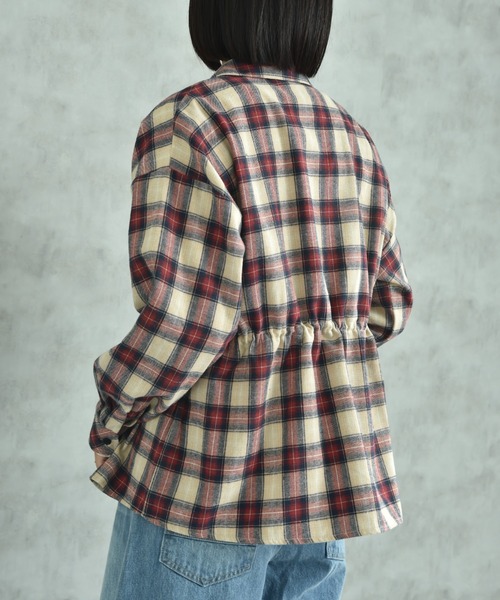 INTERPLANET(インタープラネット)の「ウエストドロストチェックシャツ(シャツ/ブラウス・レディース・レッド/ブラック/グレイッシュベージュ・FREE)」の7枚目の写真