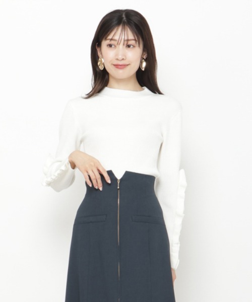 AND COUTURE(アンドクチュール)の「袖フリルハイネックリブニットプルオーバー(ニット/セーター・レディース・オフホワイト/ブラック/グレー・FREE)」の2枚目の写真