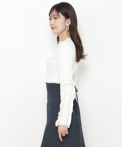 AND COUTURE(アンドクチュール)の「袖フリルハイネックリブニットプルオーバー(ニット/セーター・レディース・オフホワイト/ブラック/グレー・FREE)」の6枚目の写真