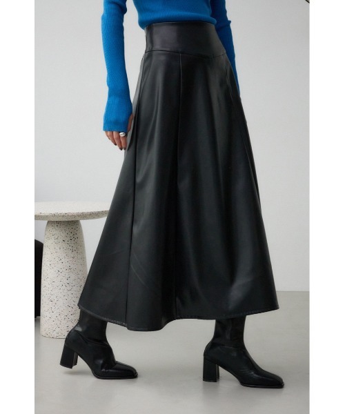 AZUL by moussy(アズールバイマウジー)の「レザーフレアスカート(スカート・レディース・ライトベージュ/ブラック・SMALL/MEDIUM)」の3枚目の写真