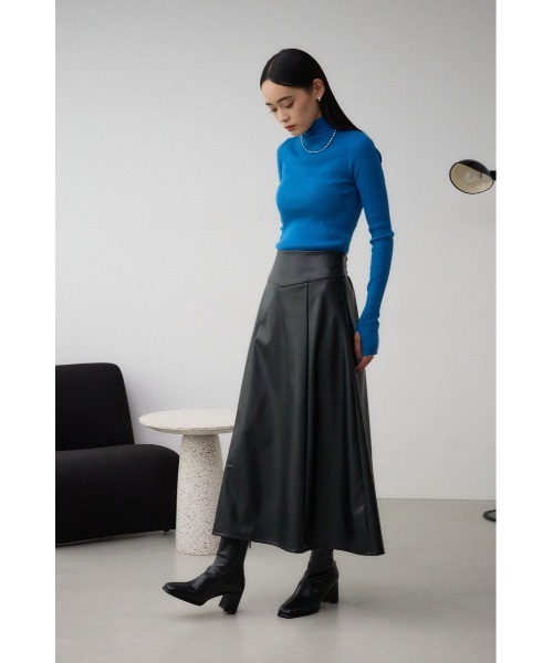 AZUL by moussy(アズールバイマウジー)の「レザーフレアスカート(スカート・レディース・ライトベージュ/ブラック・SMALL/MEDIUM)」の4枚目の写真
